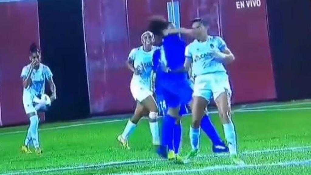 VÍDEO: jogo de futebol feminino transformado em combate de boxe - TVI  Notícias